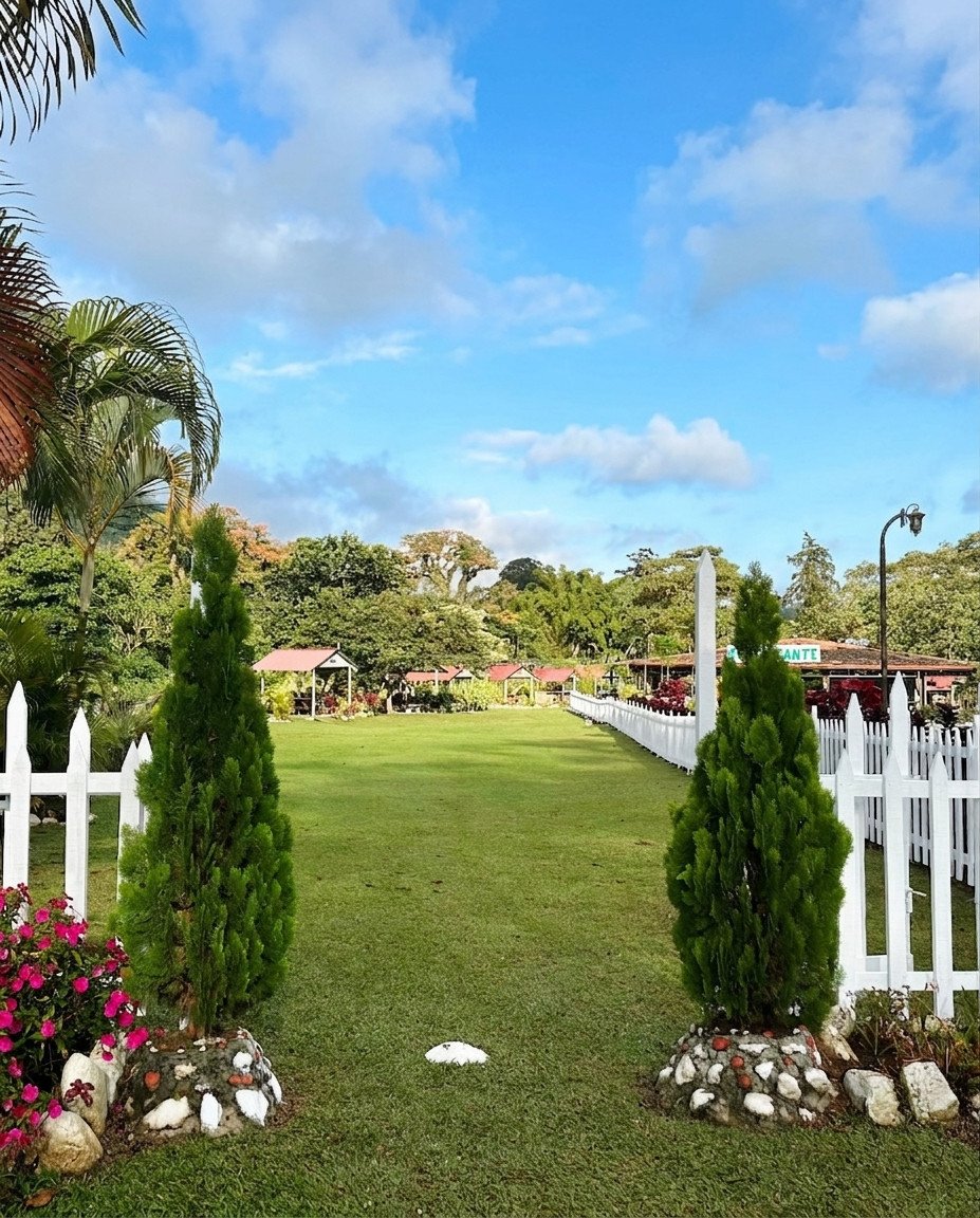Jardines de Río Palomo CT entre árboles y montañas del Valle de Orosi